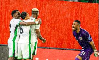 Nigéria comemorando a vitória sobre o Gabão 