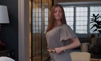 Arminda imitando Gretchen em cena hilária de 'Três Graças': a TV vai às redes sociais