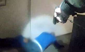 Câmeras corporais da Polícia Militar registram o momento em que dois suspeitos são rendidos durante tentativa de assalto a banco