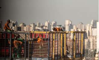 Mais de 80% das empresas da construção relatavam dificuldade para preencher vagas em 2025, segundo estudo