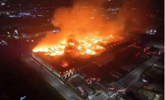 Incêndio dura mais de 12 horas e demanda ação do Corpo de Bombeiros durante a madrugada de segunda, 16