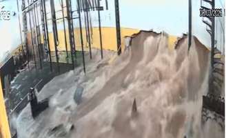 Chuva derrubou a parede e destruiu equipamentos da academia na zona Sul de São Paulo.