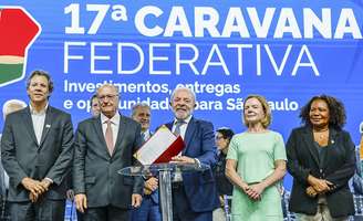 O presidente Lula (ao centro) junto com, da esquerda para a direita, Haddad, Alckmin, Gleisi e Margareth Menezes
