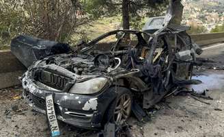 Carro destruído dos jornalistas libaneses Fatima Ftouni (repórter da Al Mayadeen), Mohammed Ftouni (cinegrafista) e Ali Shaib (repórter da Al Manar), mortos em um ataque israelense em Jezzine, no sul do Líbano
28 de março de 2026
REUTERS/Ali Hankir