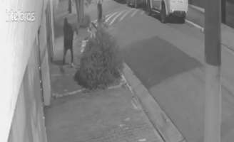 Criminosos fogem de residência após atirarem contra empresário.