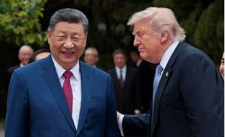 O presidente dos EUA, Donald Trump, fala com o presidente chinês, Xi Jinping, após uma visita ao Jardim Zhongnanhai em Pequim, China, em 15 de maio de 2026. REUTERS/Evan Vucci/Pool/File Photo