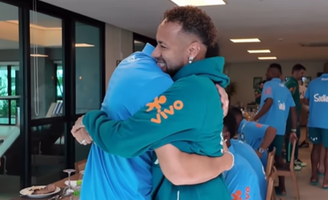 Neymar abraça Paquetá