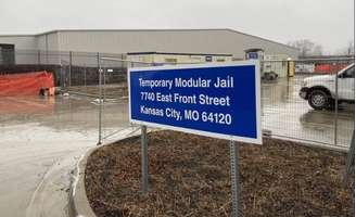 Placa mostra a construção da prisão em Kansas 