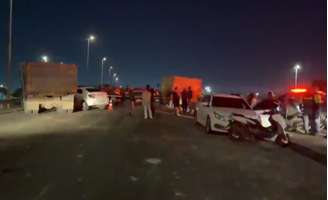Racha entre caminhões terminou em acidente com dez veículos na Ponte Aricanduva