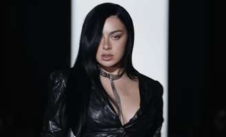 "Tudo faz sentido": Charli XCX revela a influência de "Escola de Rock" em seu novo disco