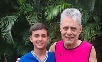 "Seu Chico": Mãe se surpreende ao descobrir que filho adolescente estava jogando futebol com Chico Buarque