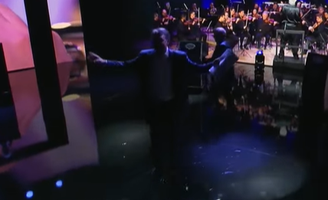 Flávio Bolsonaro (PL) saltando no estúdio da Band após o debate