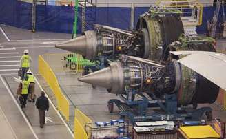 <p>Funcionários da Boeing na Carolina do Sul passam na frente dos motores de um 787 Dreamliner em processo de fabricação</p>