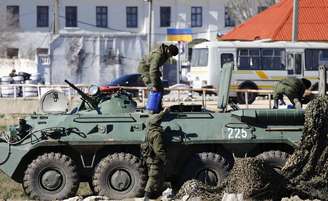 Tropas russas tomaram nesta segunda-feira uma base da infantaria marinha da Ucrânia em Feodosia, na Crimeia