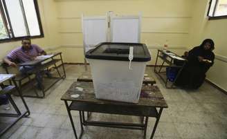 <p>Mesários esperam por eleitores no segundo dia de votação das eleições presidenciais, no Cairo, em 27 de maio  </p>