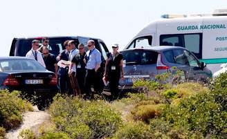 <p>Detetives da Scotland Yard se reunem com membros da polícia portuguesa em uma área na Praia da Luz, perto de Lagos, em 2 de junho</p>