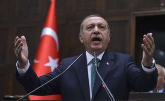 <p>Primeiro-ministro da Turquia, Tayyip Erdogan aborda os membros do seu partido AKP, durante uma reunião no Parlamento turco, em Ancara, em 24 de junho</p>