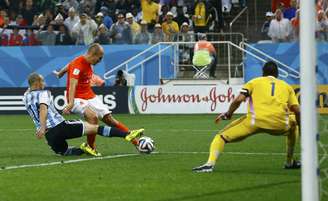 Mascherano desarma Robben dentro da área argentina e evita chance de gol holandesa