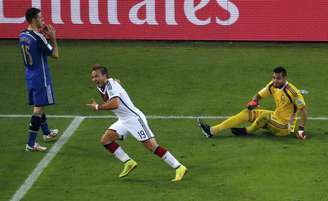 Aos 8min da prarrogação, Schweinsteiger puxou jogada pela esquerda e cruzou pelo alto para Götze, que matou a bola no peito e chutou de perna esquerda para vencer Romero, abrir o placar e decidir o título da Copa do Mundo