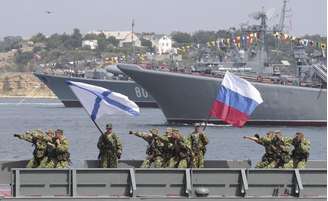 <p>Soldados russos durante exercício militar naval no porto de Savastopol, na Crimeia, uma das cidades cujo time entrou no Campeonato Russo</p>