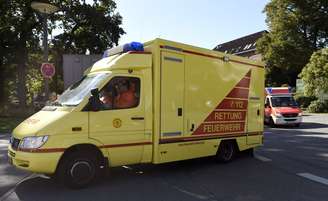 Ambulância transporta paciente da Alemanha com ebola após se infectar em Serra Leoa