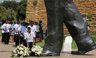 Estudantes depositam coroas de flores durante cerimônia em homenagem a Nelson Mandela, um ano após a morte do ex-presidente, em Pretória, na África do Sul, nesta sexta-feira. 05/12/2014