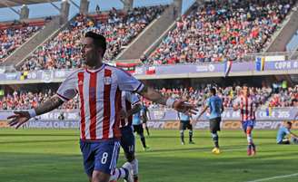 Barrios comemora gol do empate do Paraguai
