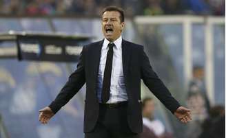 Dunga reclama durante jogo com Venezuela