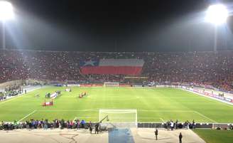 Bandeira chilena na arquibancada no momento do hino nacional, cantado à capela 