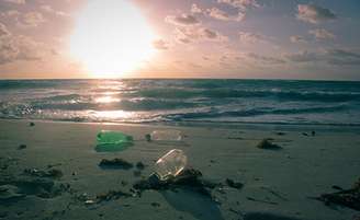 Pelo menos 8 milhões de toneladas de plástico vão parar nos oceanos por ano
