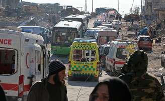 Ambulâncias e ônibus deixam o leste de Aleppo durante trégua