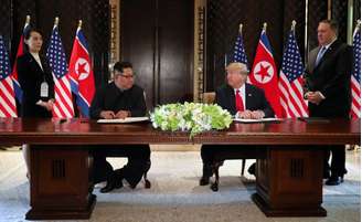 Presidente dos EUA, Donald Trump, e líder norte-coreano, Kim Jong Un, durante cúpula em Cingapura 12/06/2018 REUTERS/Jonathan Ernst