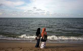 Duas mulheres na praia de Kota Bharu, na Malasia