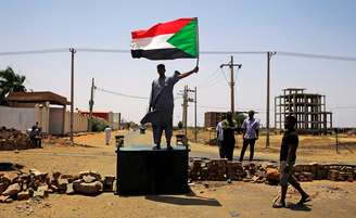 Manifestante sudanês em barricada durante protesto em Cartum, no Sudão
05/06/2019
REUTERS/Stringer