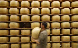 Estoque do queijo Parmigiano Reggiano em Parma, na Itália