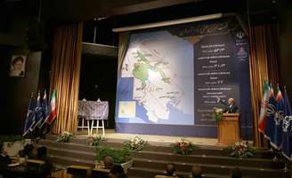 Irã anuncia descoberta de imenso campo de petróleo