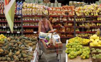 Consumidora faz compras em supermercado de São Paulo
11/01/2017
REUTERS/Paulo Whitaker