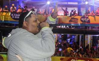 MC Dumel em show no carnaval de Salvador, em 2020.