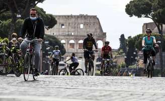 Movimentação no Coliseu de Roma após relaxamento de quarentena na Itália