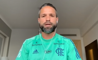 Diego Ribas, um dos infectados no Flamengo, gravou vídeo falando sobre os sintomas (Foto: Reprodução/Youtube)