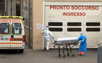 Remoção de vítima de coronavírus em hospital de Milão, norte da Itália