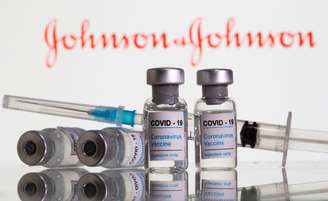 Frascos rotulados como de vacina contra Covid-19 em frente ao logo da Johnson and Johnson em foto de ilustração
09/02/2021 REUTERS/Dado Ruvic