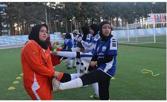 Jogadoras de Herat, no Afeganistão, retratadas no documentário 'Herat Football Club'