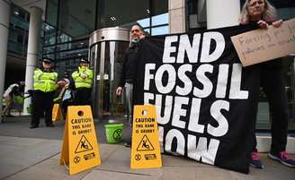 Ativistas ambientais protestam em Londres, Reino Unido, país que receberá a COP26