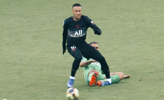 Neymar sofre entorse no tornozelo esquerdo e deixa campo de maca (Foto: Reprodução)