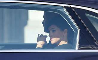 Meghan Markle e Príncipe Harry em carro da Realeza