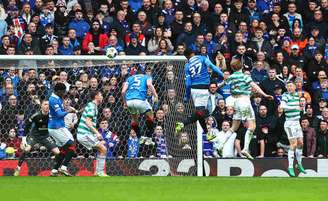 Fernandez, do Rangers, cabeceia a bola em jogada na área do Celtic –