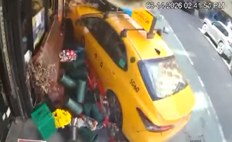 Táxi desgovernado sobe em calçada e atropela duas mulheres em Nova York