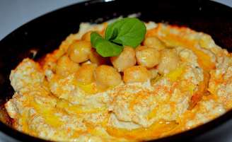 Seu consumo pode ser feito com pães, vegetais crus ou como acompanhamento para inúmeros pratos. A versatilidade do homus permite que ele seja temperado de diversas formas, incluindo especiarias como cominho, pimenta-do-reino e páprica defumada.