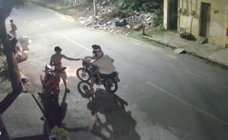 Homem entrega celular a bandido, se aproxima para colocar senha e puxa aparelho de volta 